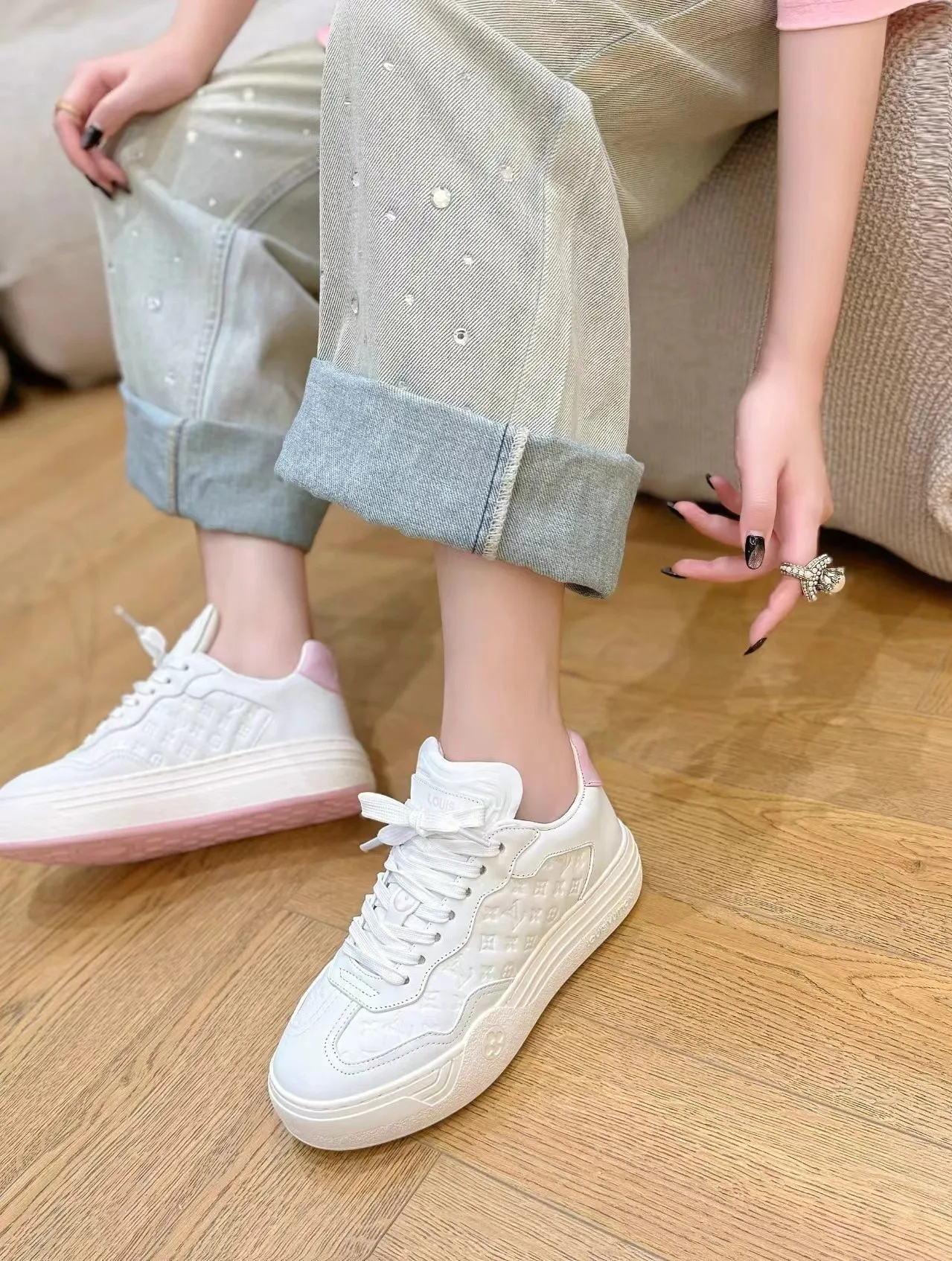 👟👟Ex-factory price 620👟👟Men's size +10 Same style for men and women🔥🔥𝐋𝐕 𝐃𝐢𝐬𝐜𝐨𝐯𝐞𝐫𝐲 2024 new sports shoes thick sole casual ❗️❗️ original purchase development and production LV Discovery lace-up shoes were unveiled at Louis Vuitton's fourth show. They are made of technical mesh fabric and metallic synthetic materials to create a streamlined design. Brand elements embellish the upper and lightweight rubber outsole, with technical shoelaces. Fabric: Original imported cowhide + technology mesh Inner lining: Original customized breathable mesh Sole: Original molded ultra-light rubber foam material Bottom thickness: 5.5CM Size: Women's 35-41 (41 customized), Men's 39-46, (45-46 customized)